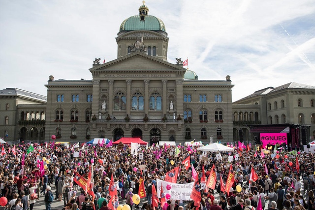 Ελβετία: Χιλιάδες στους δρόμους για τη μισθολογική ισότητα