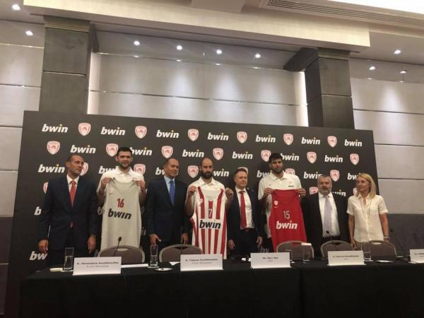 Παρουσιάστηκαν οι νέες εμφανίσεις του Ολυμπιακού