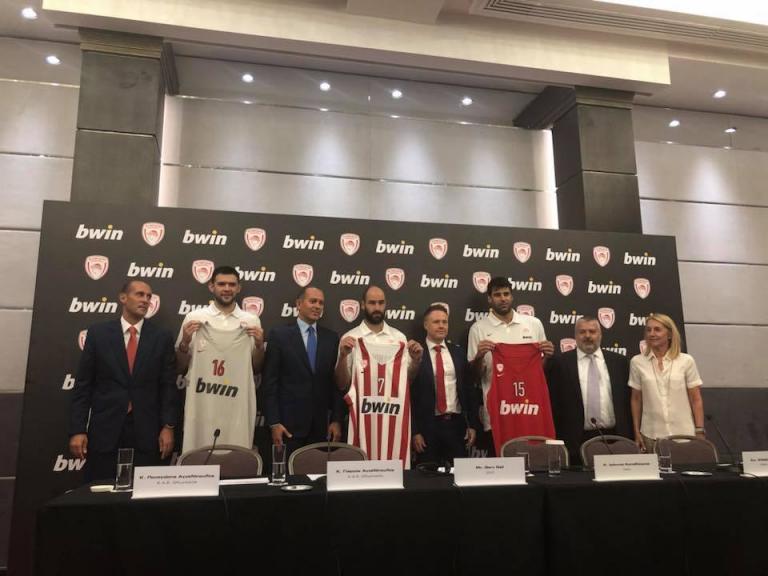 Παρουσιάστηκαν οι νέες εμφανίσεις του Ολυμπιακού