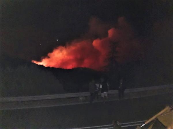 Δύσκολη νύχτα στην Κεφαλονιά: Μαίνονται τα πύρινα μέτωπα
