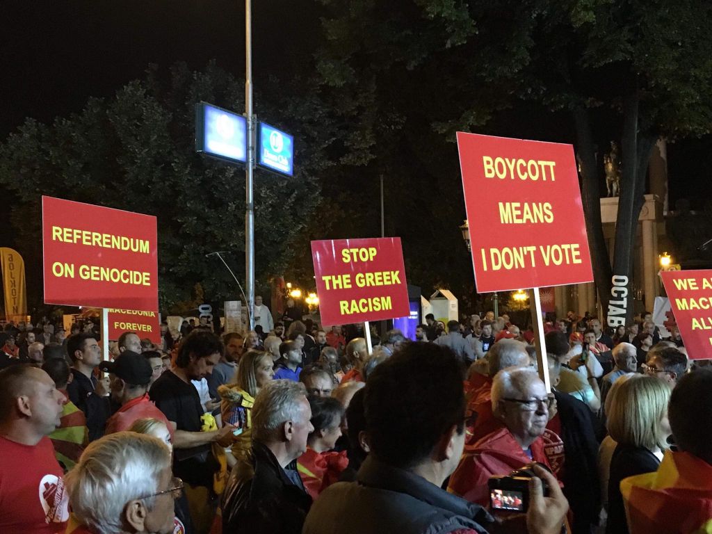 Πανηγυρίζουν οπαδοί  του «Όχι» στα Σκόπια