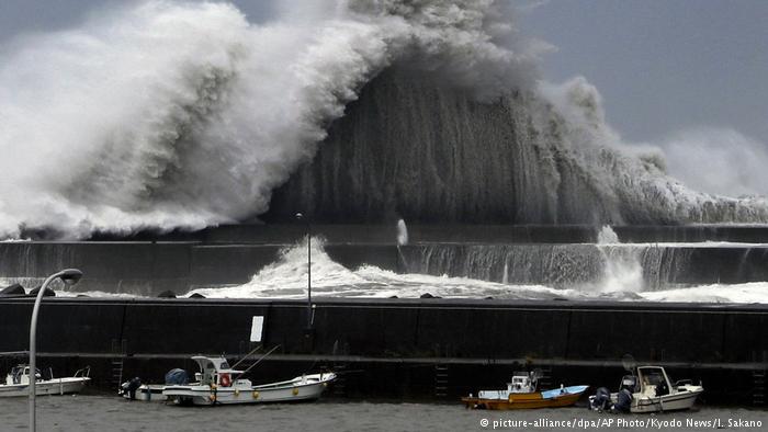 Ιαπωνία: Τουλάχιστον έξι νεκροί από τον τυφώνα Τζέμπι