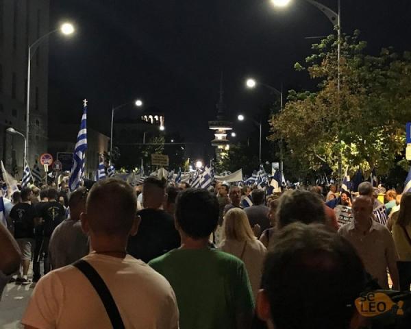 Με πυρσούς και ελληνικές σημαίες στον Λευκό Πύργο για τη Μακεδονία