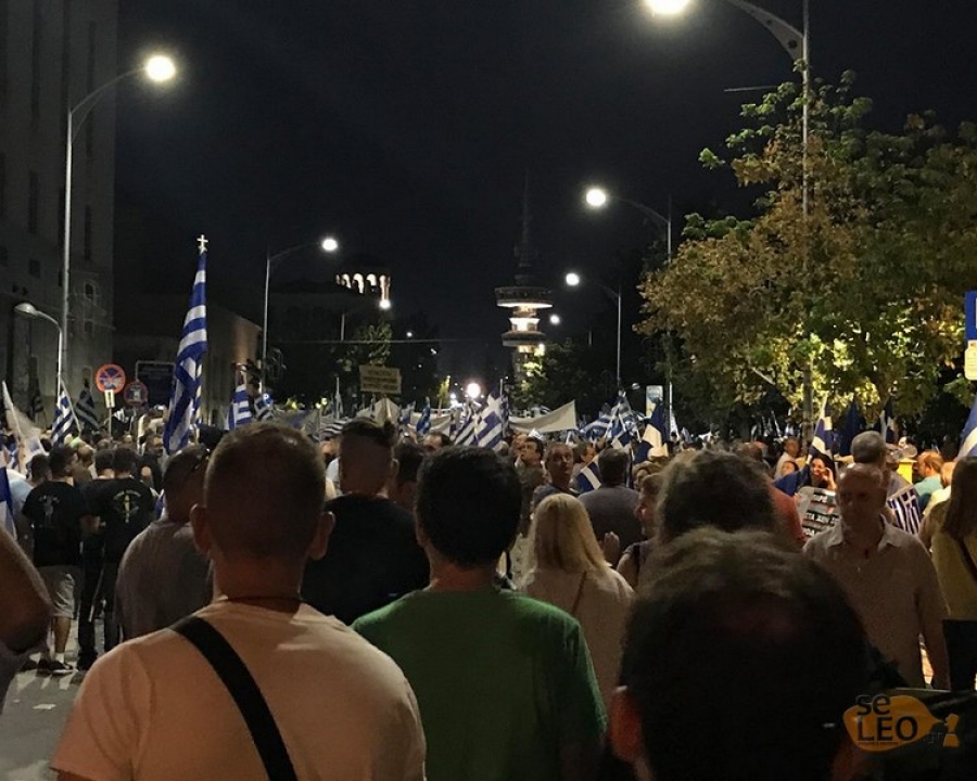 Με πυρσούς και ελληνικές σημαίες στον Λευκό Πύργο για τη Μακεδονία