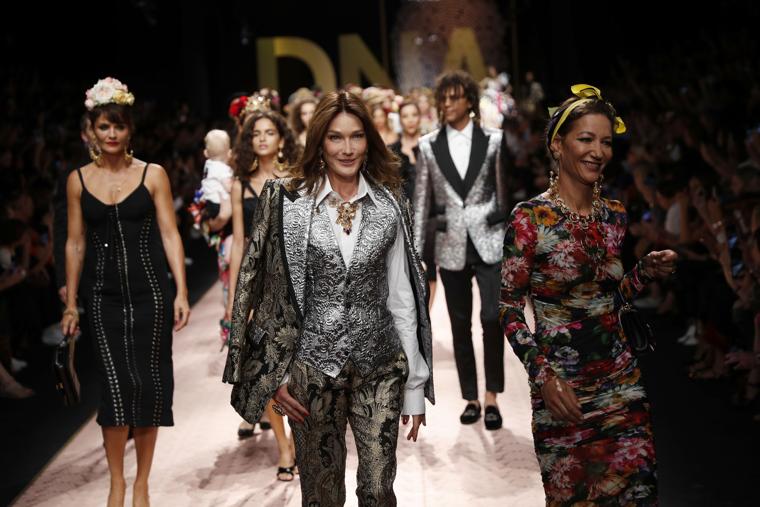 Η παρέλαση των σταρ στην πασαρέλα των Dolce & Gabbana