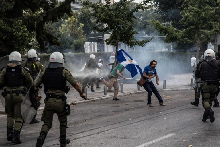 Αστυνομικοί επιτέθηκαν κατά δημοσιογράφου έξω από την ΔΕΘ