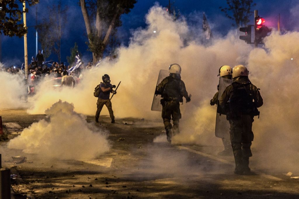 Καταγγελία των φωτορεπόρτερ για την απειλή συναδέλφων τους με όπλο