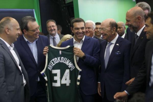 Δώρο στον Τσίπρα υπογεγραμμένη φανέλα του Αντετοκούνμπο [Εικόνες]