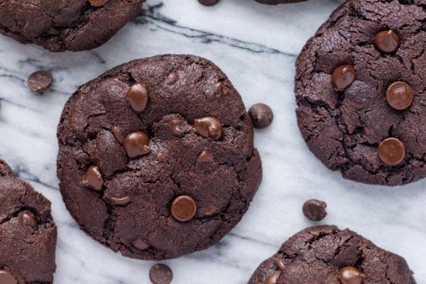 Μπισκότα με κακάο και κομμάτια σοκολάτας