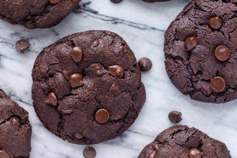 Μπισκότα με κακάο και κομμάτια σοκολάτας