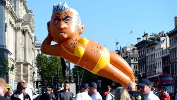 Λονδίνο: Μπαλόνι που αναπαριστά τον δήμαρχο υψώθηκε κοντά στο κοινοβούλιο