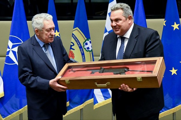 Οι κατσαρίδες και ο Αμίν Νταντά