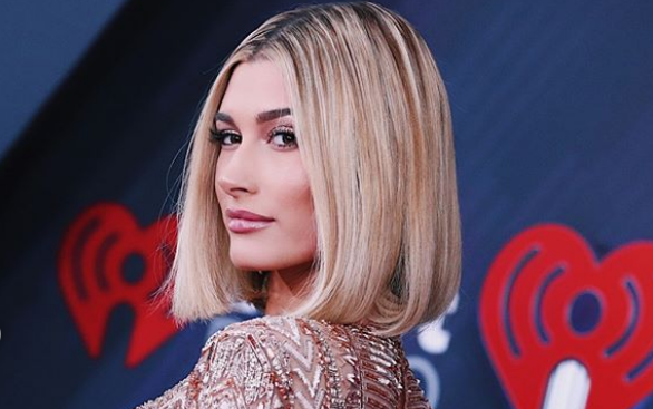 Glass hair: Η απόλυτη τάση στα μαλλιά που θα βλέπετε παντού φέτος