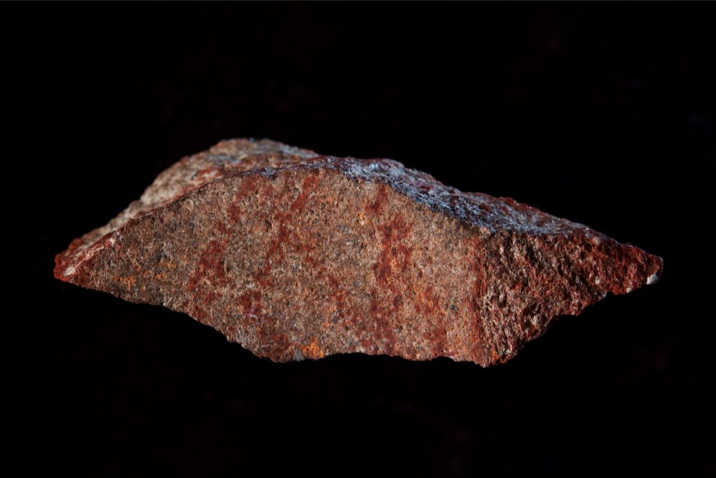 Ανακαλύφθηκε το αρχαιότερο «σκίτσο» του Homo sapiens έχει ηλικία 73.000 ετών