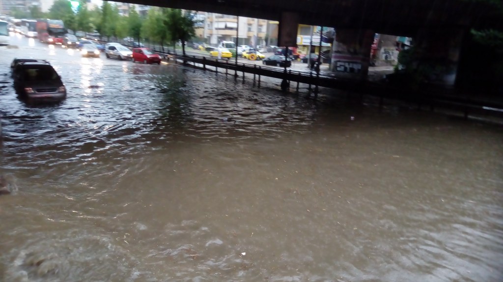 Προβλήματα στους δρόμους της Αθήνας: Πλημμύρισε η υπόγεια γέφυρα στο Καραϊσκάκη