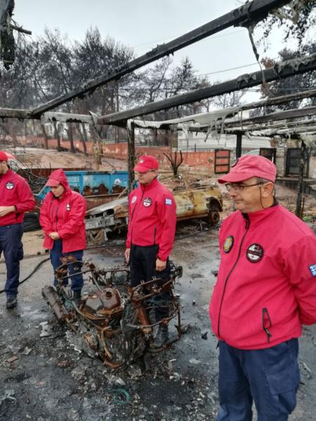 Μάτι : Φόρος τιμής στους νεκρούς από τους εθελοντές