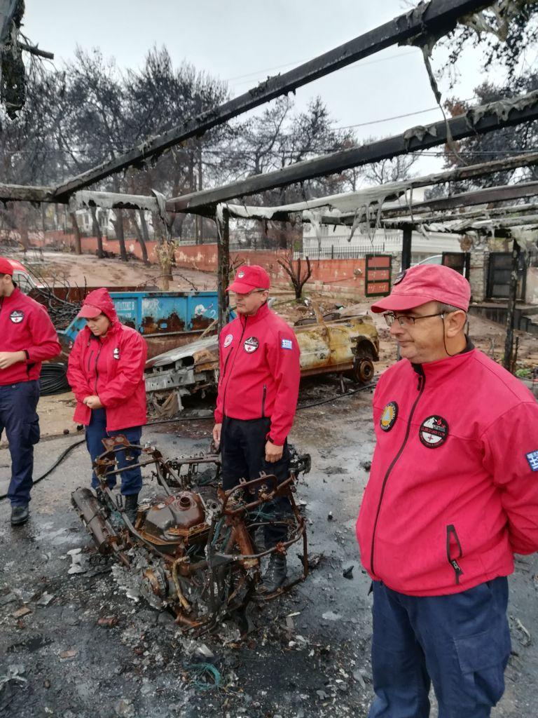 Μάτι : Φόρος τιμής στους νεκρούς από τους εθελοντές