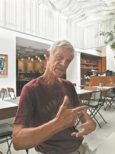 «Η αξιοπρέπεια χάνεται στη δίνη του τουρισμού»