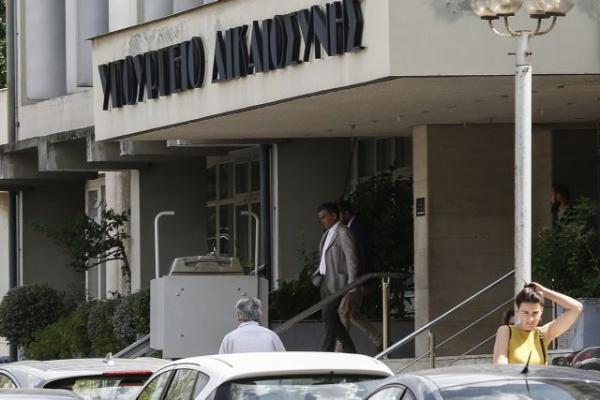 Συνάντηση με τρόικα: Δίνουν αντίμετρα για να πάρουν συντάξεις