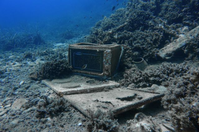 Το Reuters βουτάει στις ελληνικές θάλασσες και βρίσκει...σκουπίδια