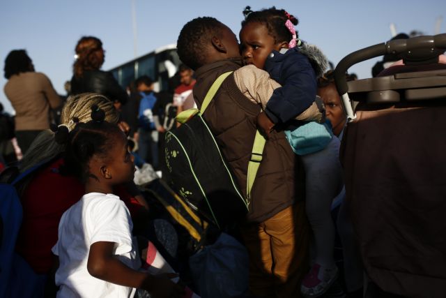 Στιγμιότυπα από την άφιξη προσφύγων στον Πειραιά