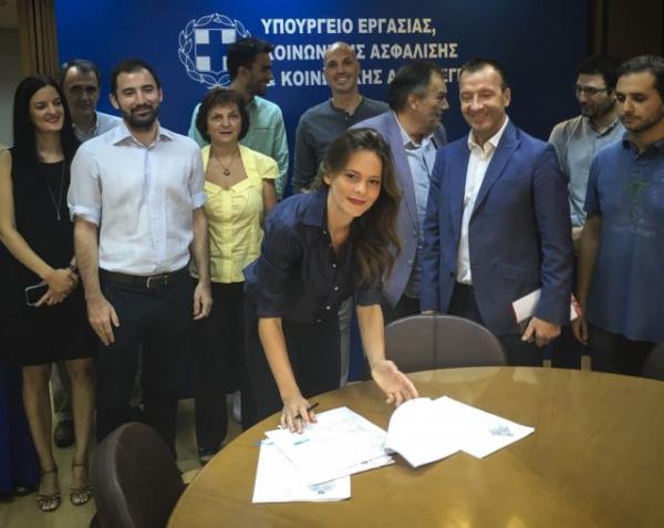 Αχτσιόγλου: Υπέγραψε την επέκταση τεσσάρων κλαδικών συλλογικών συμβάσεων