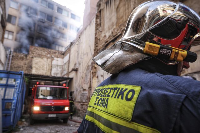 Υπό μερικό έλεγχο η πυρκαγιά σε κτίριο στο Μοναστηράκι