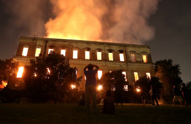 Στις φλόγες τυλίχθηκε το Εθνικό Μουσείο του Ρίο