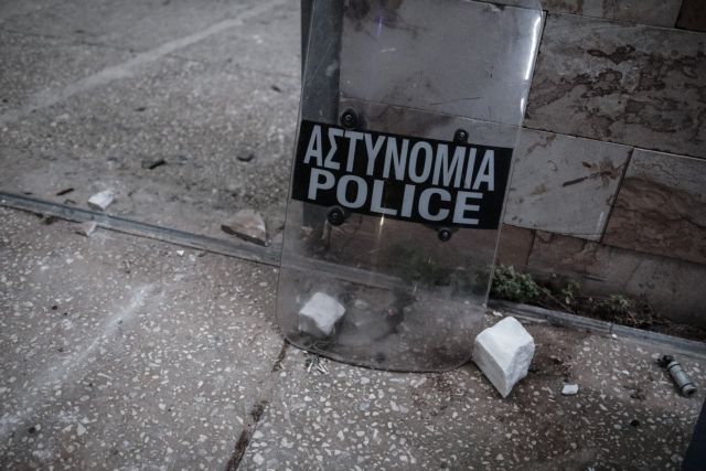 Κινηματογραφεί τις επιθέσεις στα ΜΑΤ η ΕΛ.ΑΣ.