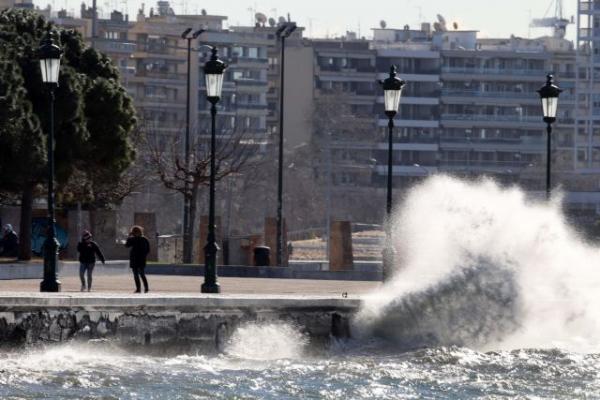 Έκτακτα μέτρα από την Πολιτική Προστασία: Κύματα 8 μέτρα και άνεμοι 10 Μποφόρ