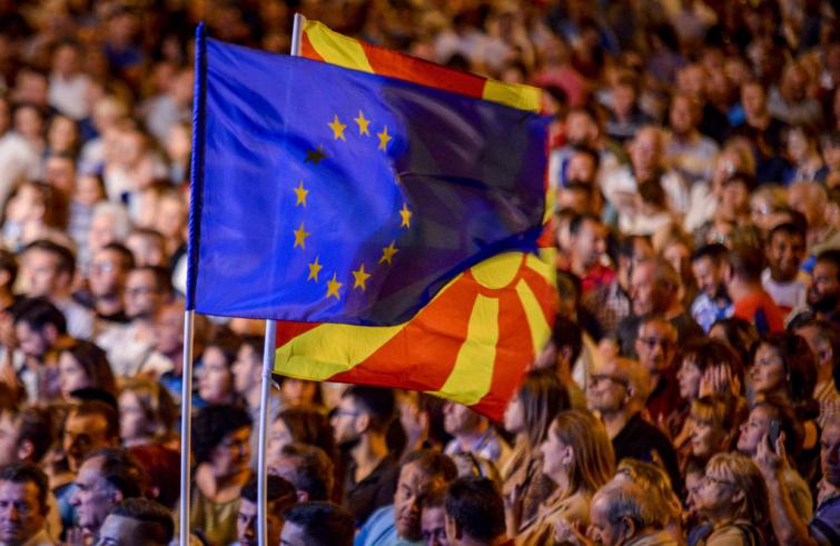 Bloomberg: Η ΠΓΔΜ ψηφίζει για να λύσει ένα πρόβλημα εθνικής ταυτότητας ή να το επιτείνει