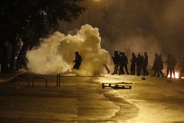 Επιθέσεις κουκουλοφόρων έξω από το Πολυτεχνείο