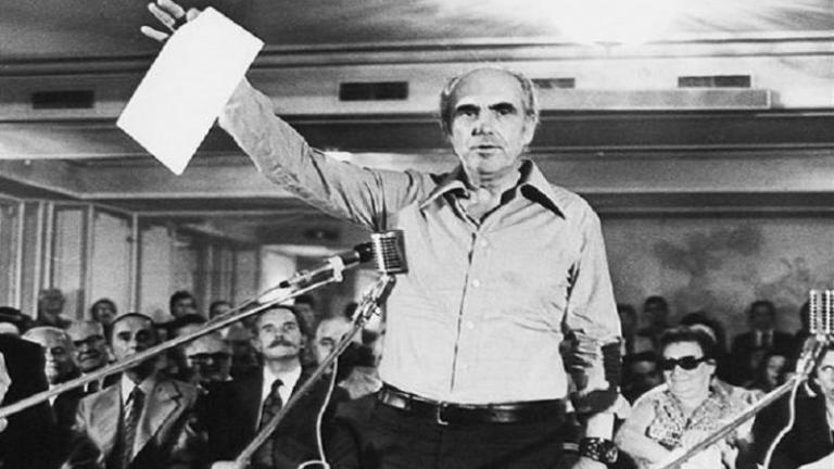 Το ΠΑΣΟΚ έγινε 44 ετών. Όσο και ο Τσίπρας…