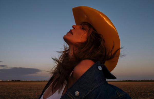 Η Σίντι Κρόφορντ μαγεύει στις φωτογραφίες της νέα της καμπάνιας