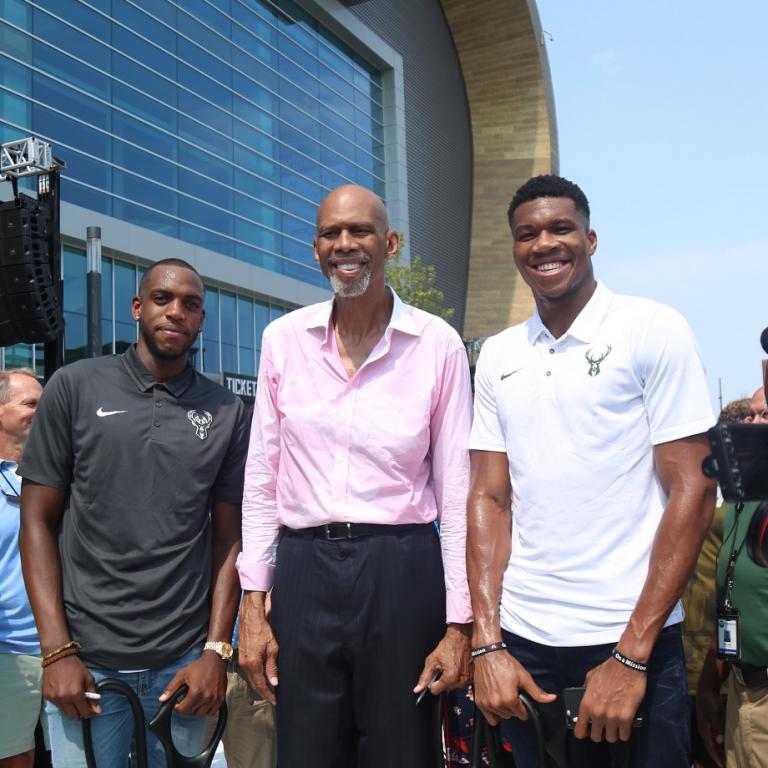 Ο μύθος Τζαμπάρ ύμνησε τον Αντετοκούνμπο