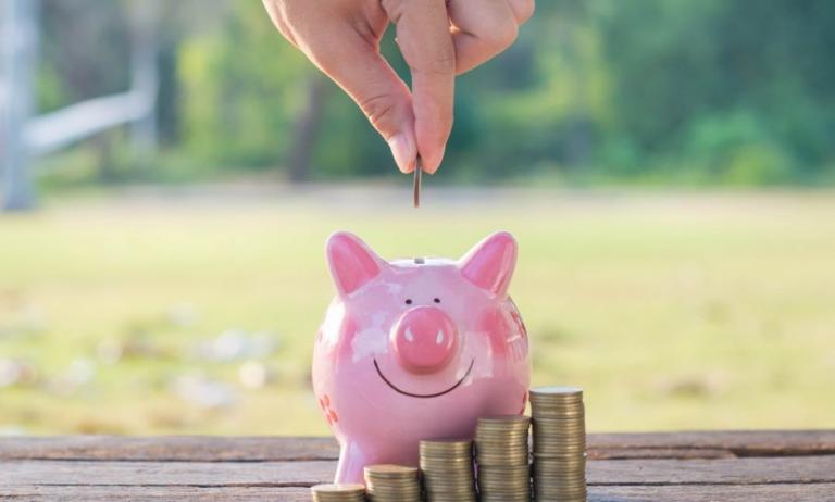 Μόνο ένας στους τέσσερις αποταμιεύει για τα… γεράματα