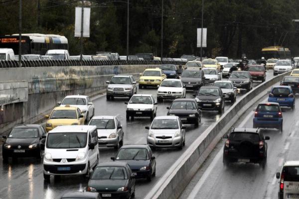 Ταλαιπωρία για τους οδηγούς στους δρόμους λόγω κακοκαιρίας