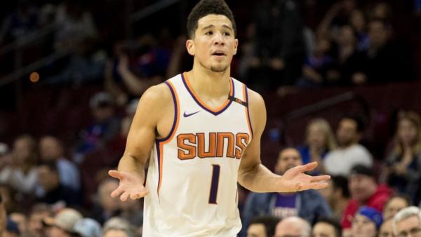 Περνάει την πόρτα του χειρουργείου ο Μπούκερ