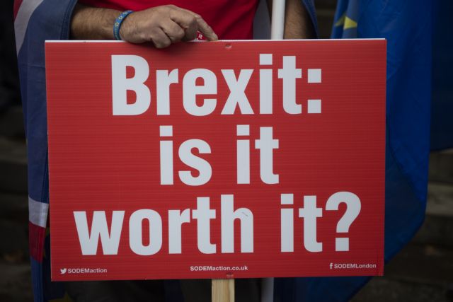 Μέι: Brexit χωρίς συμφωνία σημαίνει αεροπλάνα καθηλωμένα, νταλίκες ακινητοποιημένες στα σύνορα