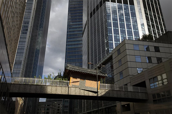 Σπίτι-εγκατάσταση σε κεντρική γέφυρα του Λονδίνου τιμά τους πρόσφυγες της πόλης