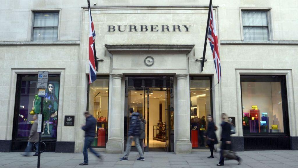 O οίκος Burberry θα σταματήσει να καίει τα απούλητα προϊόντα