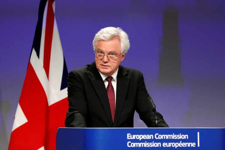 Ντέιβις: Κατά του σχεδίου Brexit της Μέι 30 – 40 βουλευτές της