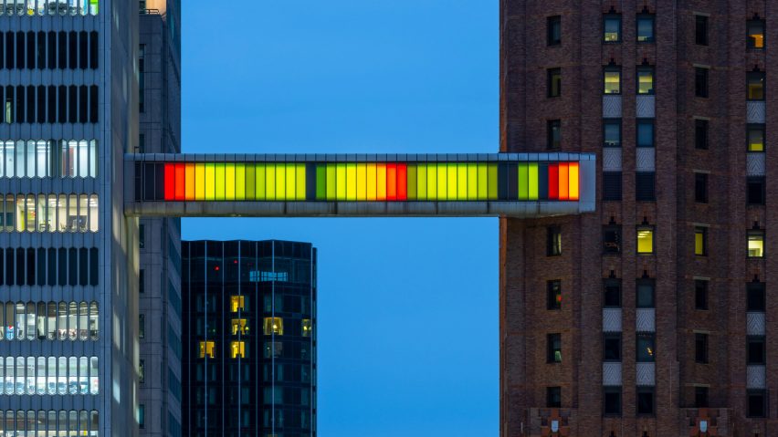 Μια χρωματιστή γέφυρα ενώνει δύο ουρανοξύστες στο Μίσιγκαν