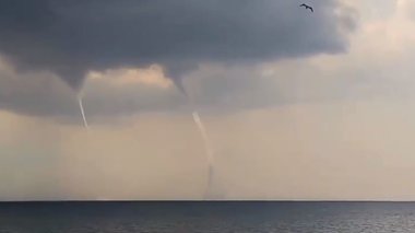 Εντυπωσιακοί δίδυμοι υδροστρόβιλοι «χτύπησαν» τη Χαλκιδική