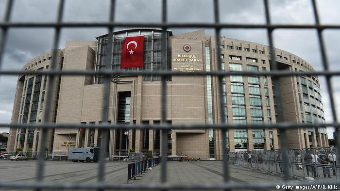 Eκατοντάδες Τούρκοι δικηγόροι στις φυλακές