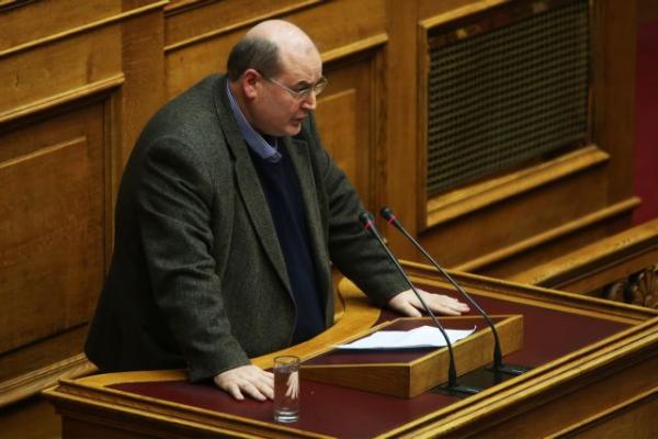 «Παράθυρο» για πρόωρες εκλογές άφησε ο Φίλης