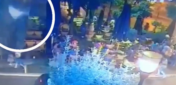 Βίντεο – ντοκουμέντο: Η στιγμή που η φωτοβολίδα χτυπάει τη 19χρονη στο Αγρίνιο