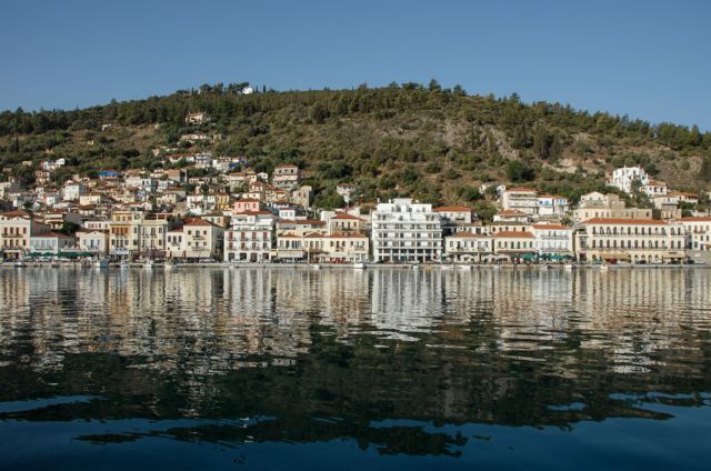 Στο Γύθειο οι μετανάστες και πρόσφυγες που εντοπίστηκαν χθες στον όρμο Βαθύ Αυλάκι της Μάνης