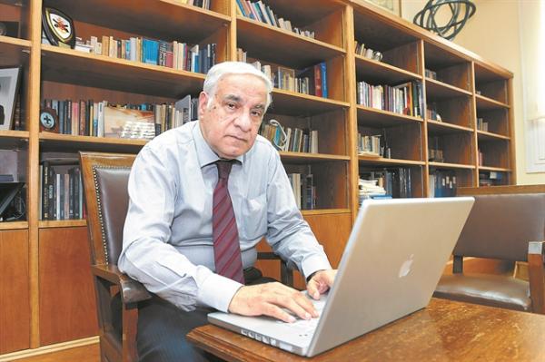 Διονύσης Σιμόπουλος: Δεν είμαστε ούτε κόκκος άμμου μέσα στο Σύμπαν