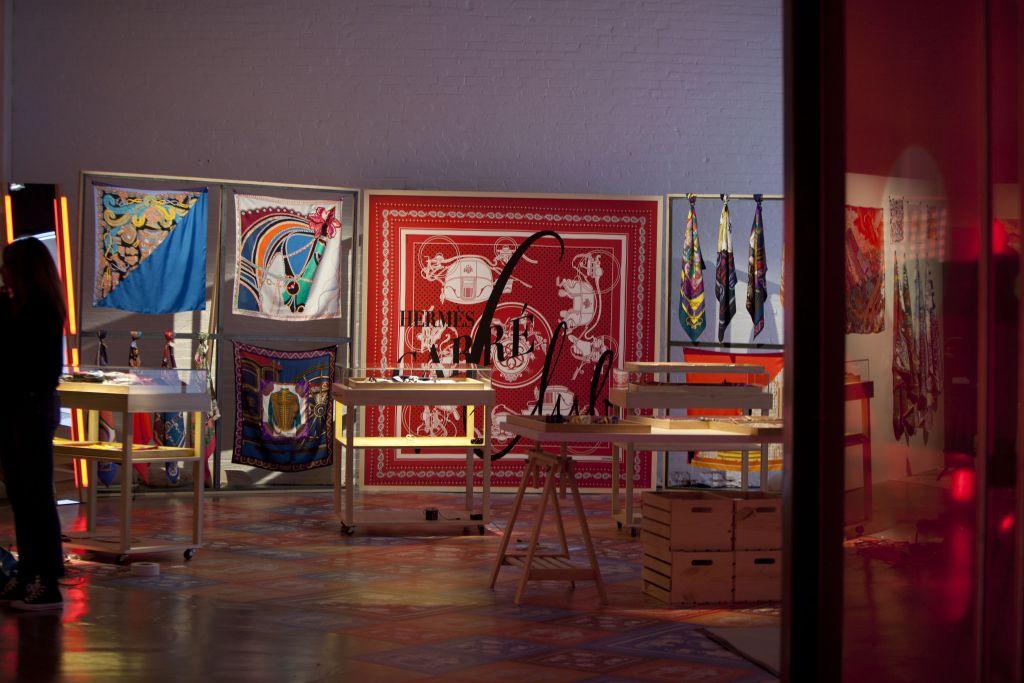 Τα κλασικά τετράγωνα μεταξωτά μαντήλια σε έξι νέα σχέδια